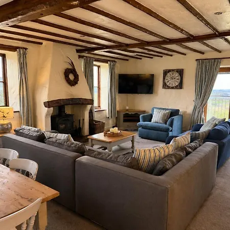 Mill Barn, Castle Carrock, Dogs Welcome, Hot Tub With Countryside And Reservoir Views *