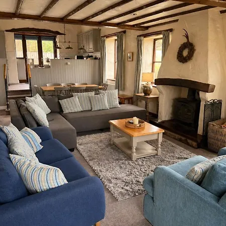 Mill Barn, Castle Carrock, Dogs Welcome, Hot Tub With Countryside And Reservoir Views *