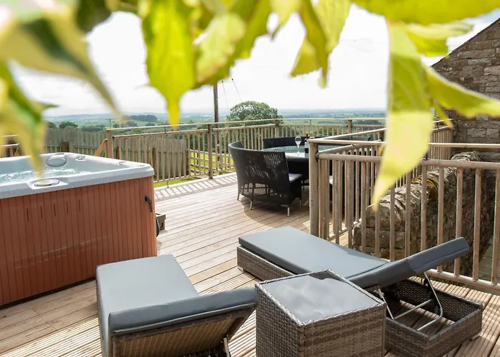 Mill Barn, Castle Carrock, Dogs Welcome, Hot Tub With Countryside And Reservoir Views *